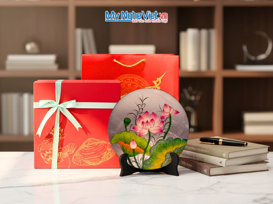 Tranh đĩa sơn mài hoa sen dát lá bạc