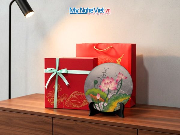 Tranh đĩa sơn mài hoa sen dát lá bạc