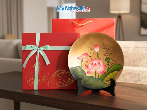 Tranh đĩa sơn mài hoa sen dát lá vàng