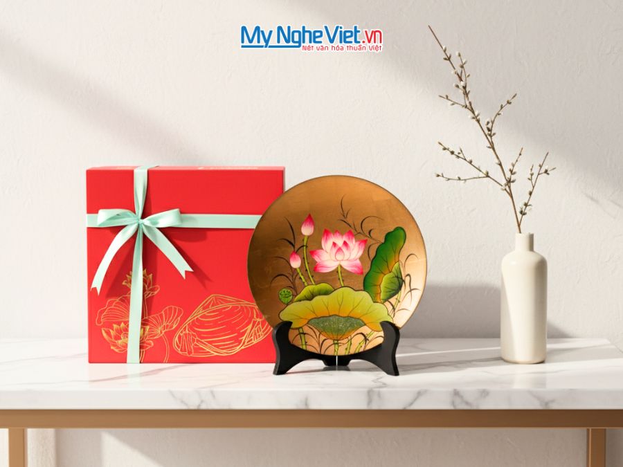 Tranh đĩa sơn mài hoa sen dát lá vàng