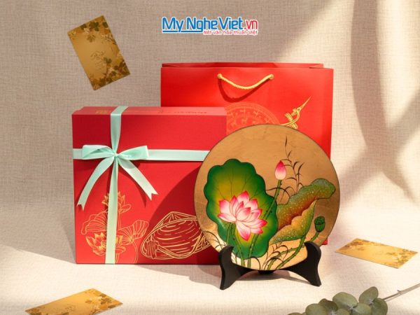Tranh đĩa sơn mài hoa sen dát lá vàng