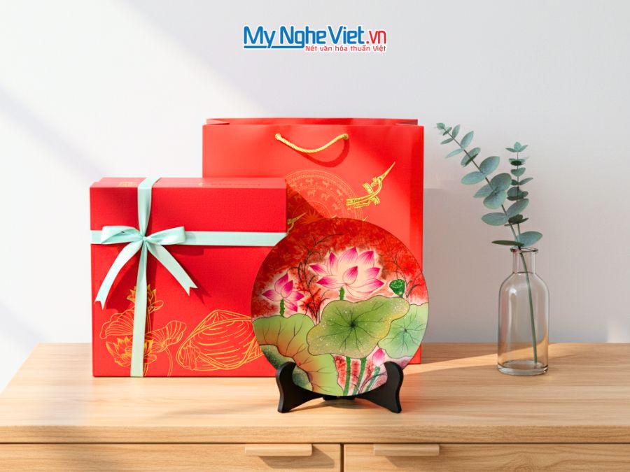 Tranh đĩa sơn mài hoa sen nền đỏ
