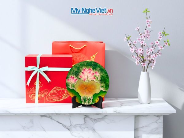 Tranh đĩa sơn mài hoa sen nền xanh lá