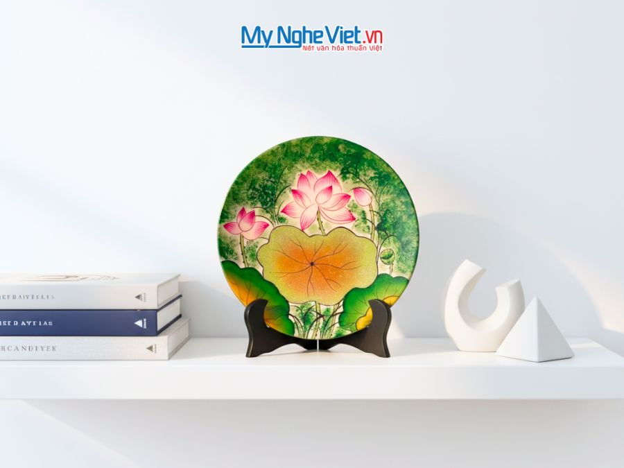 Tranh đĩa sơn mài hoa sen nền xanh lá