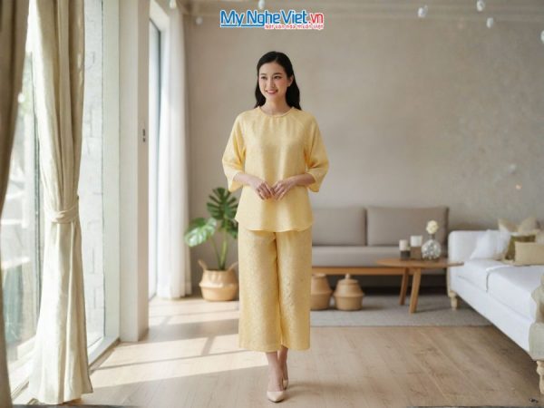 Đồ bộ lụa tơ tằm họa tiết hồng nhí màu vàng