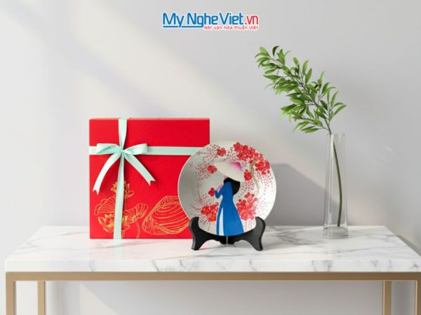 Tranh đĩa sơn mài cô gái đào