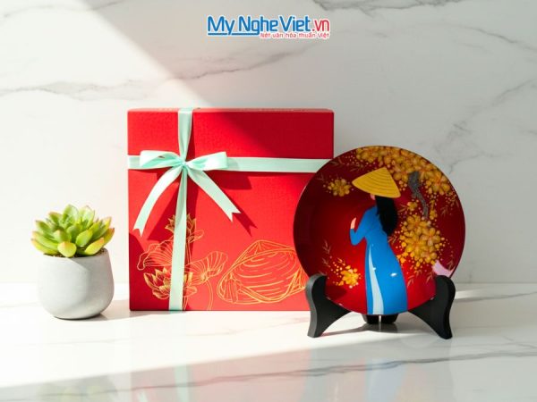 Tranh đĩa sơn mài cô gái đào