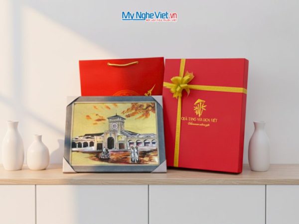 Tranh sơn mài dát vàng vẽ chợ Bến Thành