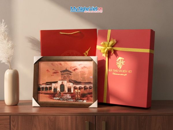 Tranh sơn mài dát vàng vẽ chợ Bến Thành