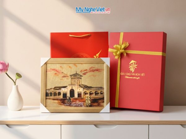 Tranh sơn mài dát vàng vẽ chợ Bến Thành