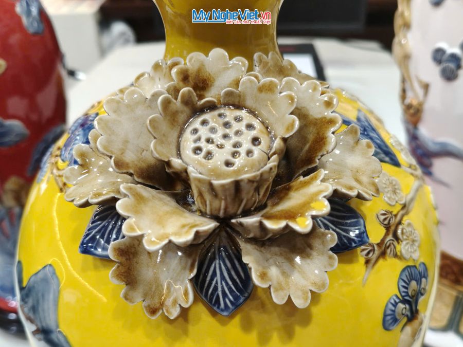 Bình Hút Tài Lộc Chim Công Men Vàng Đắp Nổi