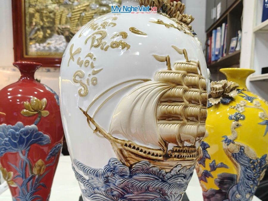 Bình Hút Tài Lộc Thuận Buồm Xuôi Gió Men Trắng Đắp Nổi