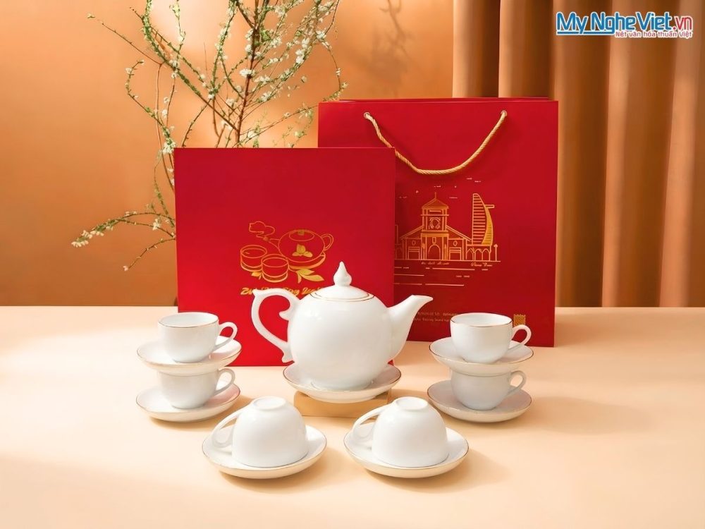 Bộ bình trà men trắng viền chỉ vàng kim