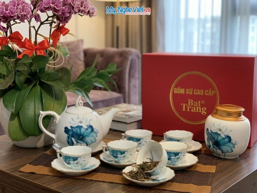 Bộ bình trà men trắng vẽ hoa sen vàng kim