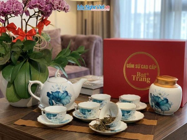Bộ bình trà men trắng vẽ hoa sen vàng kim
