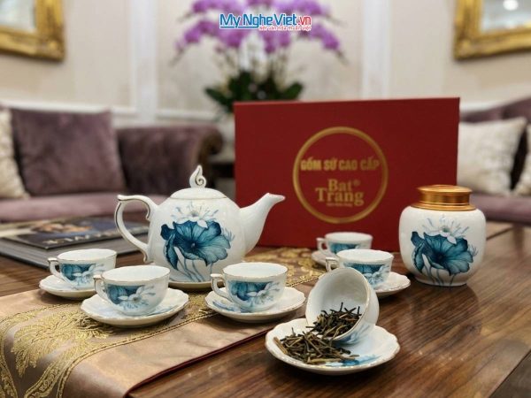 Bộ bình trà men trắng vẽ hoa sen vàng kim