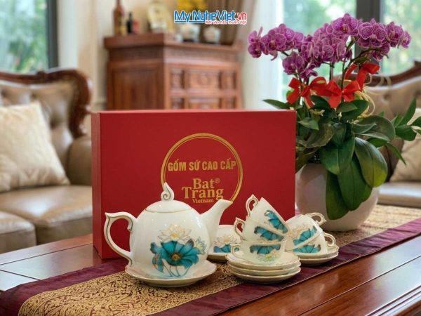 Bộ bình trà men trắng vẽ vàng kim hoa sen