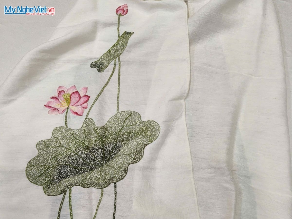 Khăn lụa đũi tơ tằm thêu tay hoa sen cao cấp