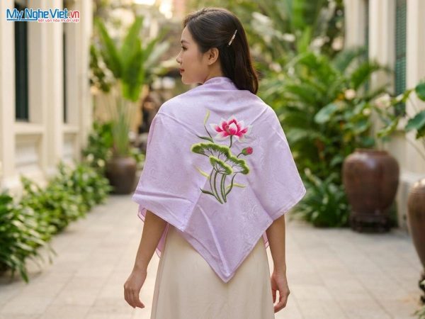 Khăn lụa tơ tằm thêu hoa sen