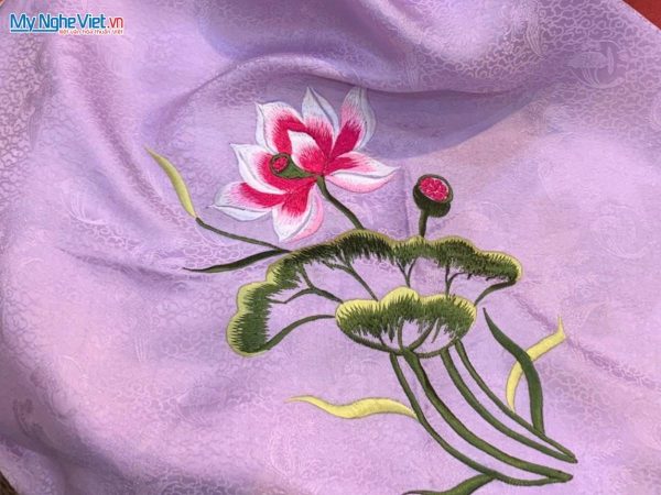Khăn lụa tơ tằm thêu hoa sen