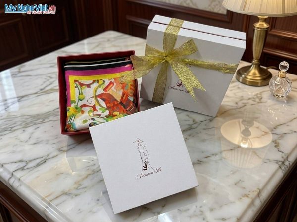 Khăn lụa tơ tằm tự nhiên in họa tiết nghệ thuật