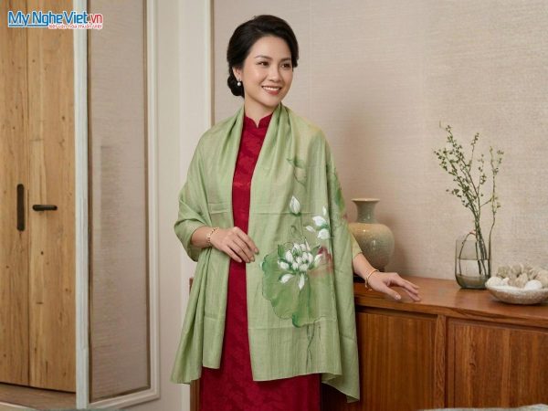 Khăn lụa tơ tằm vẽ tay hoa sen cao cấp