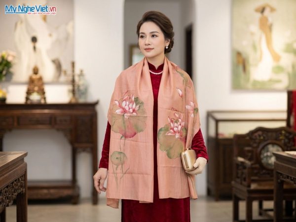 Khăn lụa tơ tằm vẽ tay hoa sen cao cấp