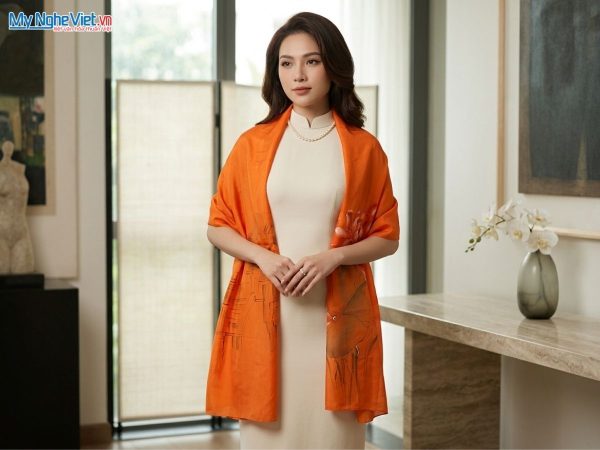 Khăn lụa tơ tằm vẽ tay hoa sen cao cấp
