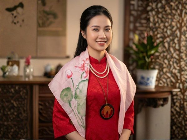 Khăn lụa tơ tằm vẽ tay hoa sen cao cấp