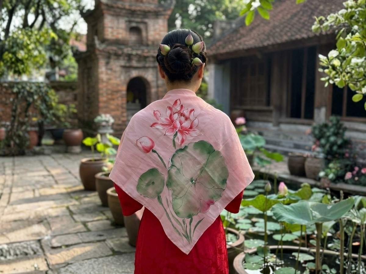 Khăn lụa tơ tằm vẽ tay hoa sen cao cấp