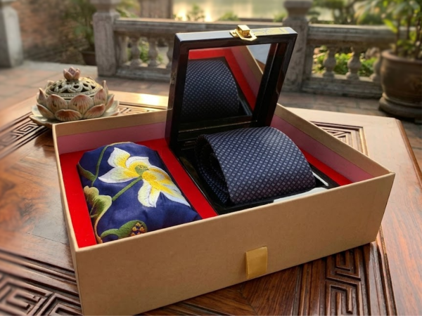 Set Quà Tặng Cao Cấp – Khăn Lụa & Cà Vạt Lụa Tơ Tằm & Hộp Sơn Mài