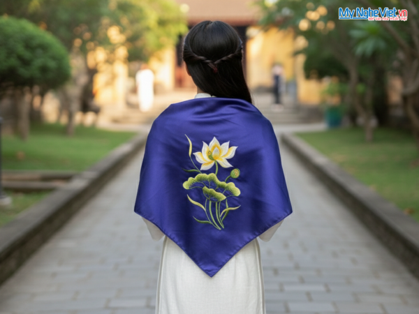 Khăn lụa tơ tằm thêu hoa sen