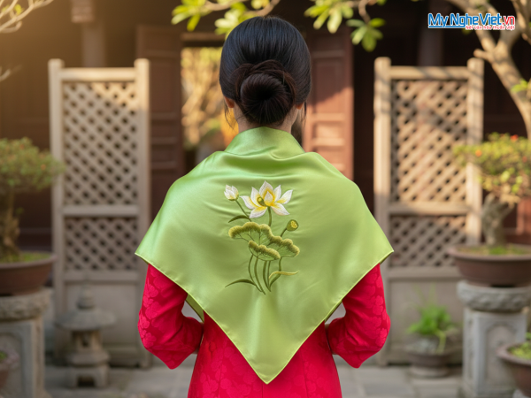 Khăn lụa tơ tằm thêu hoa sen