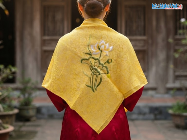 Khăn lụa tơ tằm thêu hoa sen