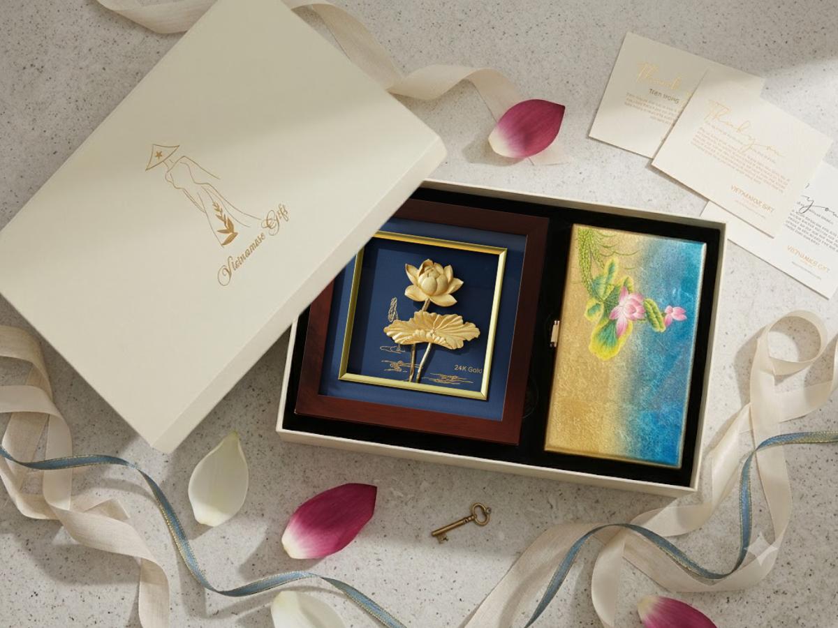 Set Quà Tặng Hoa Sen - Quà Tặng Sếp/Đối Tác – Tranh Đồng Mạ Vàng 24K & Hộp Trang Sức Sơn Mài - Ảnh 2