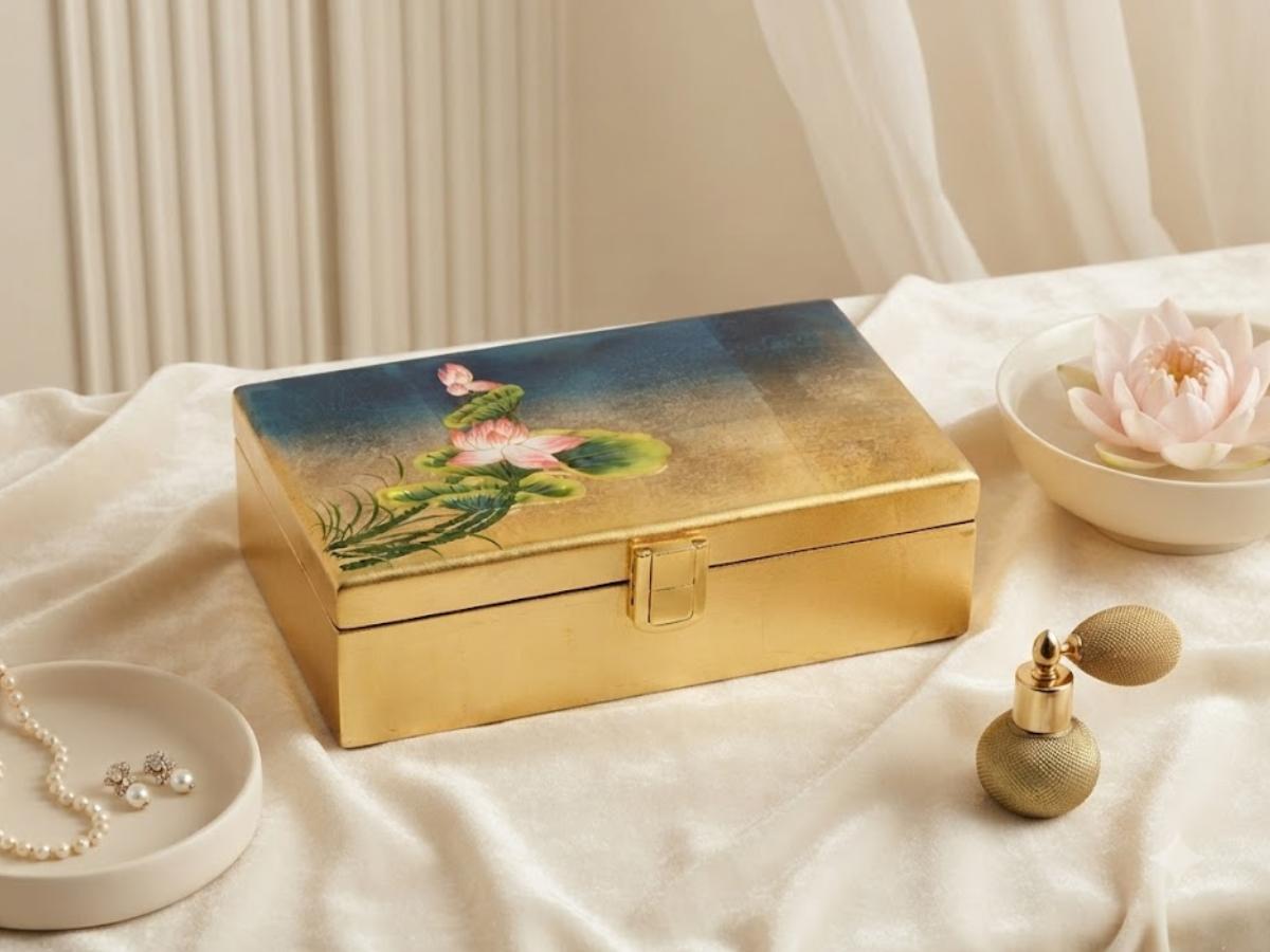 Set Quà Tặng Hoa Sen - Quà Tặng Sếp/Đối Tác – Tranh Đồng Mạ Vàng 24K & Hộp Trang Sức Sơn Mài - Ảnh 3