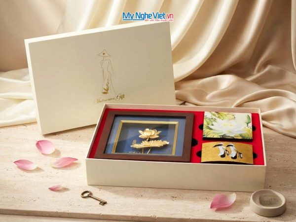 Set Quà Tặng Hoa Sen - Quà Tặng Sếp/Đối Tác – Tranh Đồng Mạ Vàng 24K & Đế Lót Ly Hoa Sen & Hộp Namecard Cô Gái Sơn Mài CBQT003