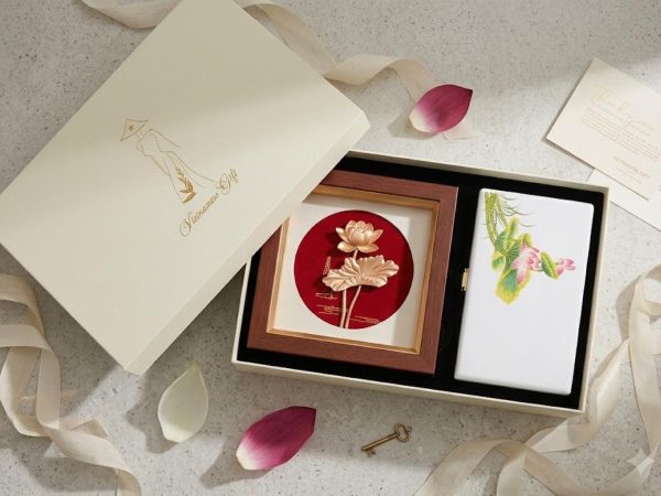 Set Quà Tặng Hoa Sen - Quà Tặng Sếp/Đối Tác – Tranh Đồng Mạ Vàng 24K & Hộp Trang Sức Sơn Mài