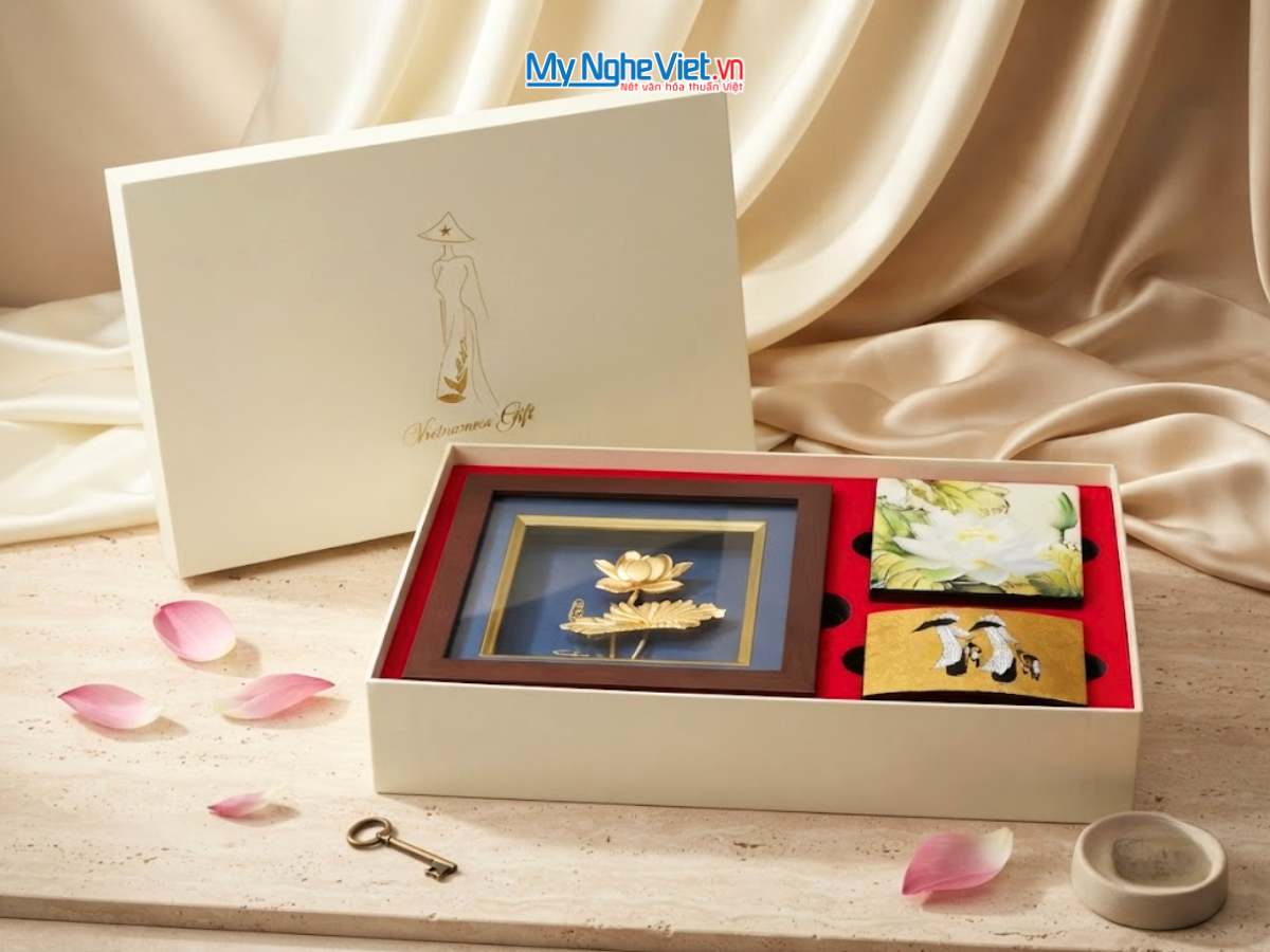 Set Quà Tặng Hoa Sen - Quà Tặng Sếp/Đối Tác – Tranh Đồng Mạ Vàng 24K & Đế Lót Ly Hoa Sen & Hộp Namecard Cô Gái Sơn Mài CBQT003