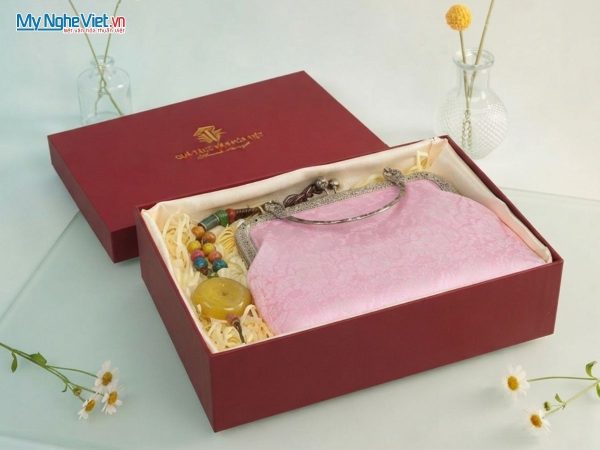 Set quà tặng mẹ, vợ, bạn gái và đối tác nữ. Túi lụa tơ tằm và dây chuyền gốm cao cấp