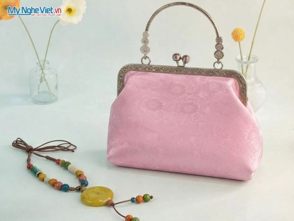 Set quà tặng mẹ, vợ, bạn gái và đối tác nữ. Túi lụa tơ tằm và dây chuyền gốm cao cấp