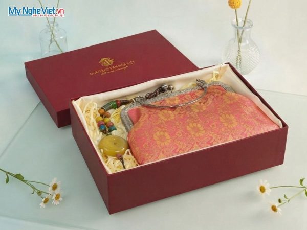 Set quà tặng mẹ, vợ, bạn gái và đối tác nữ. Túi lụa tơ tằm và dây chuyền gốm cao cấp