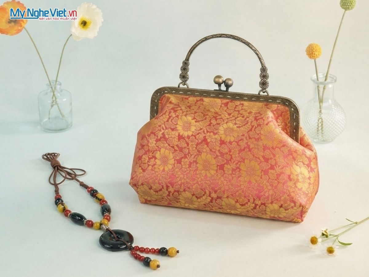Set quà tặng mẹ, vợ, bạn gái và đối tác nữ. Túi lụa tơ tằm và dây chuyền gốm cao cấp
