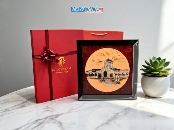 Tranh sơn mài Chợ Bến Thành