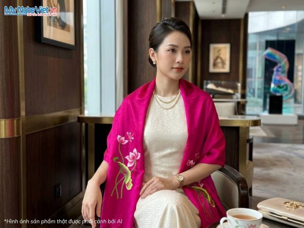 Khăn lụa tơ tằm thêu hoa sen