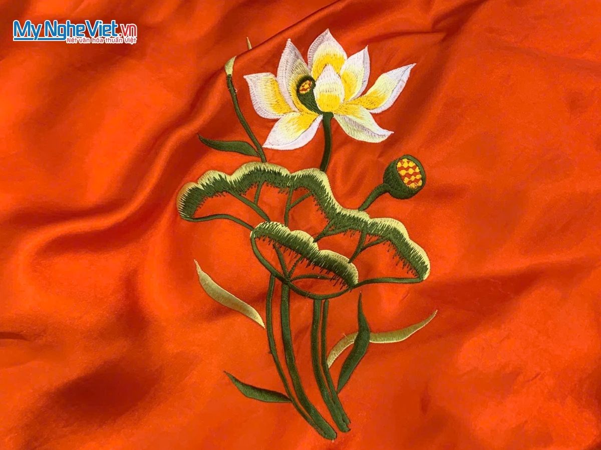 Khăn vuông lụa tơ tằm thêu hoa sen