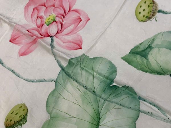 Khăn lụa vuông tơ tằm vẽ tay hoa sen