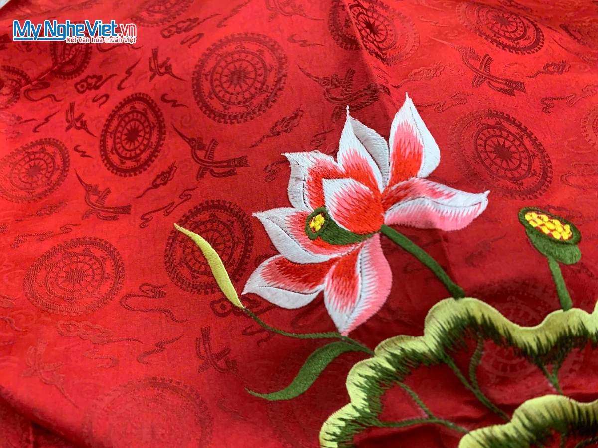 Khăn vuông lụa tơ tằm thêu hoa sen