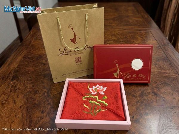 Khăn vuông lụa tơ tằm thêu hoa sen