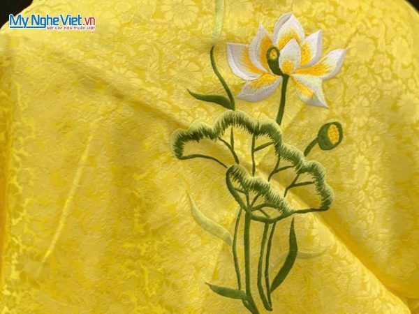 Khăn vuông lụa tơ tằm thêu hoa sen